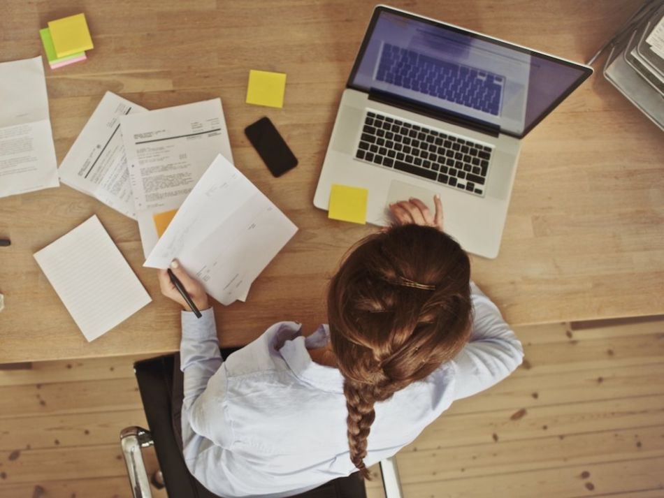 El día antes de regresar al trabajo, revisa tu calendario. Lo último que deseas es volver ser sorprendida como una reunión cancelada. (Foto: Shutterstock)