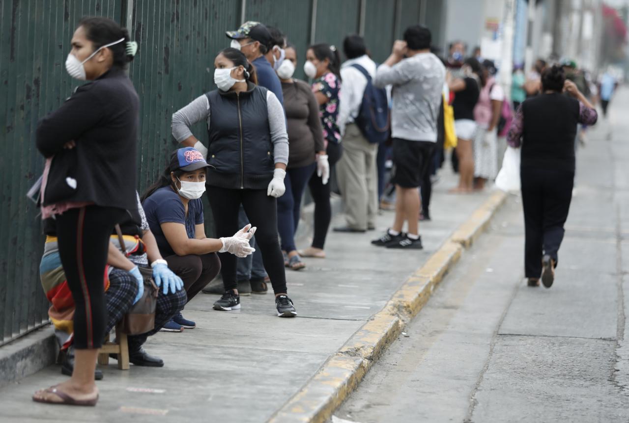 Largas colas en Santa Anita para acceder al bono de 380 soles por cuarentena