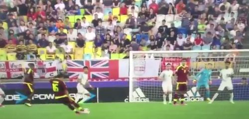 El "bombazo" de media cancha de Ronaldo Lucena que chocó en el poste de Inglaterra