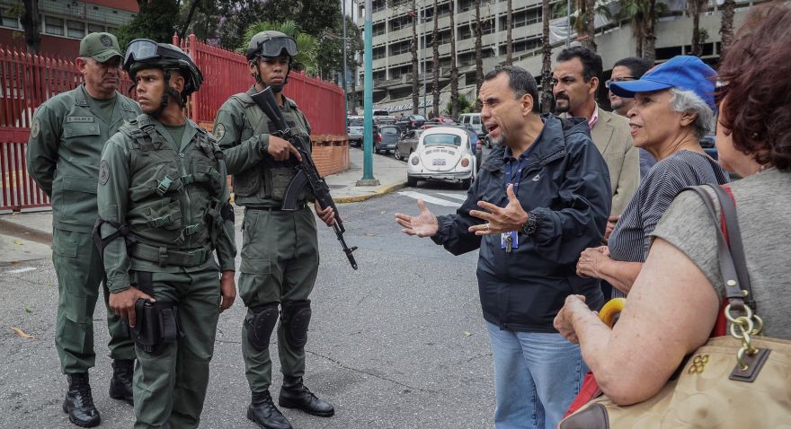 Tras la muerte de Acosta, el régimen envió a prisión a dos agentes de la GNB. En la foto, militares evitan un homenaje en honor al capitán fallecido. (EFE)