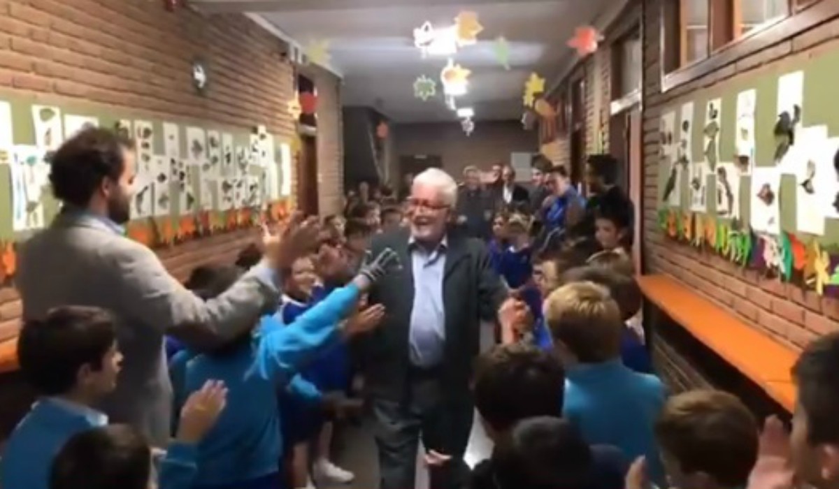 Profesor que trabajó 43 años en colegio recibe emotiva despedida - Publimetro Perú