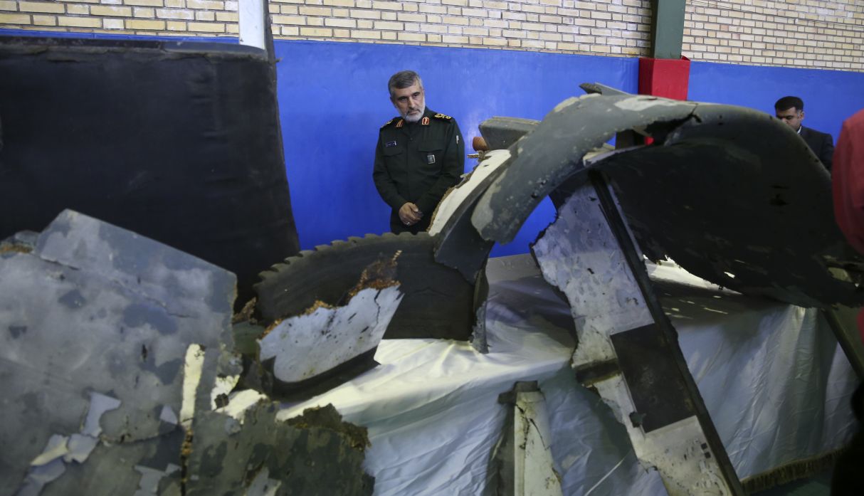 TV estatal de Irán difundió imágenes de los "restos" del dron de EE.UU. (Foto: AP)