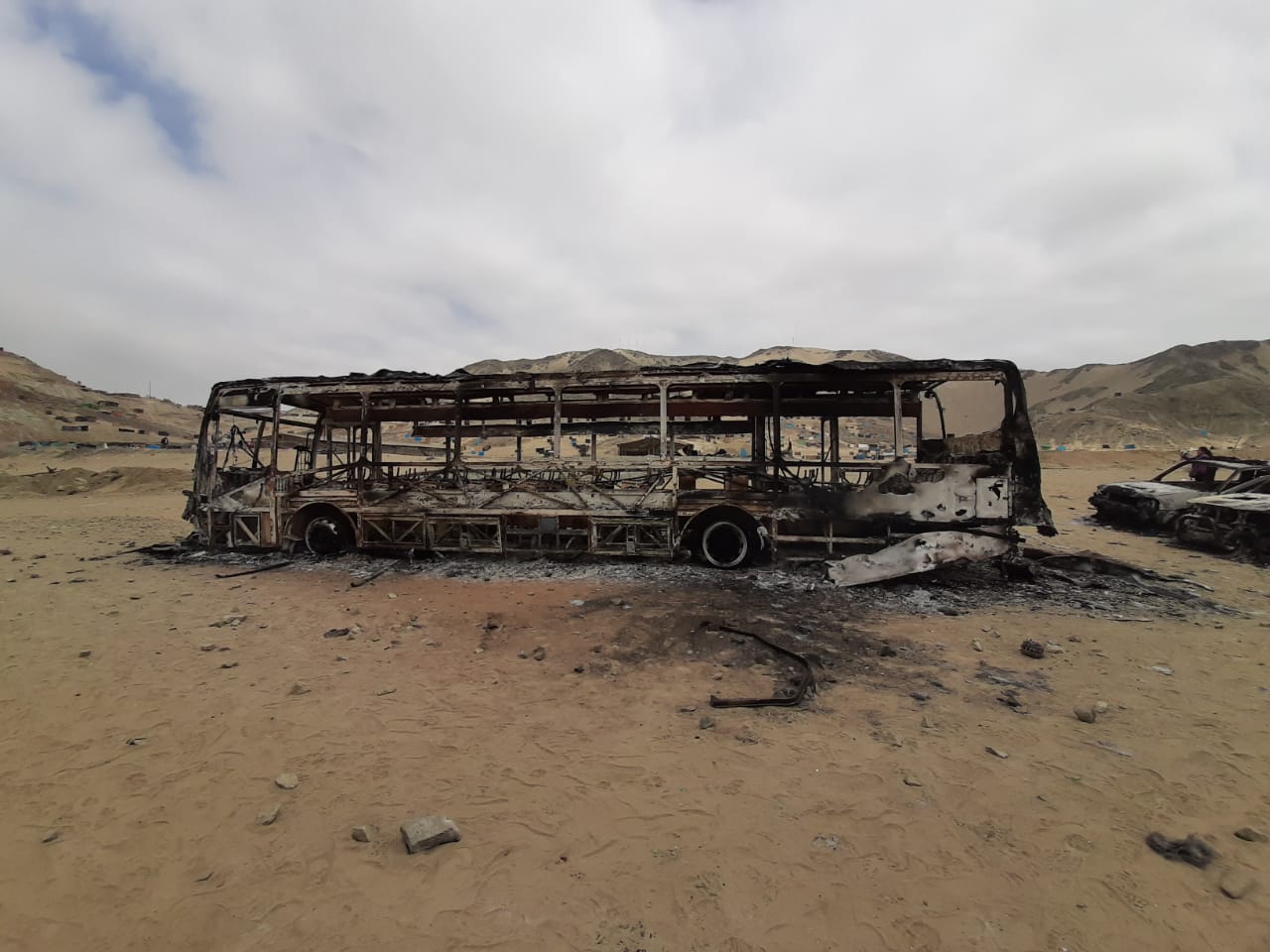 ¿Qué ocurrió en el violento desalojo que dejó un muerto y vehículos de la PNP quemados?