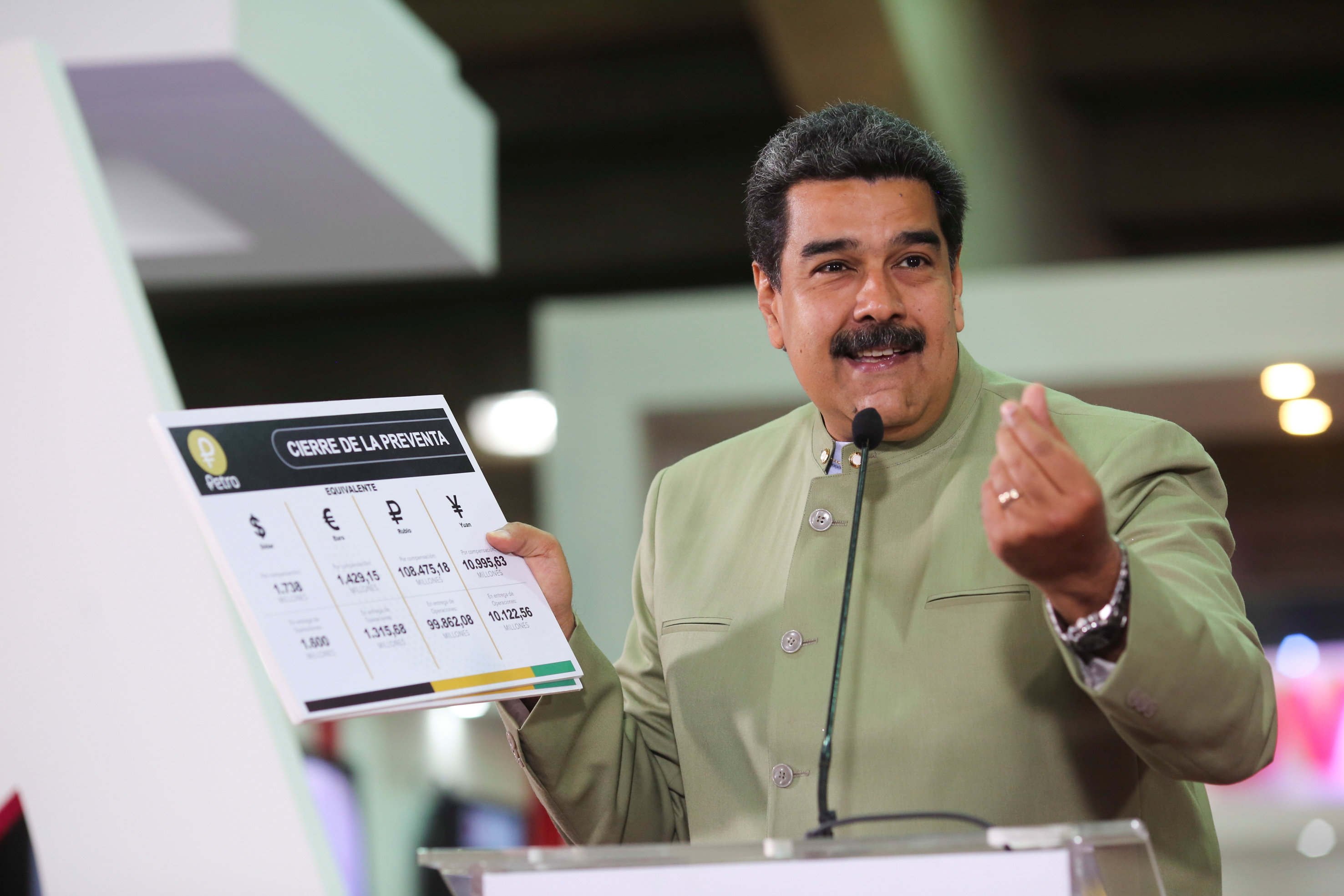 Maduro ordena que se pague en "petros" servicios internacionales de gasolina