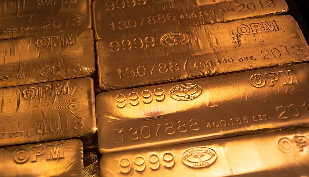 Oro cotiza cerca de mínimo de una semana ante avance del dólar y acciones