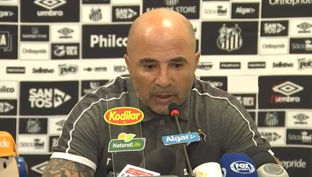 Sampaoli y el grosero error que involucró a Ronaldinho en su primera conferencia con Santos | VIDEO