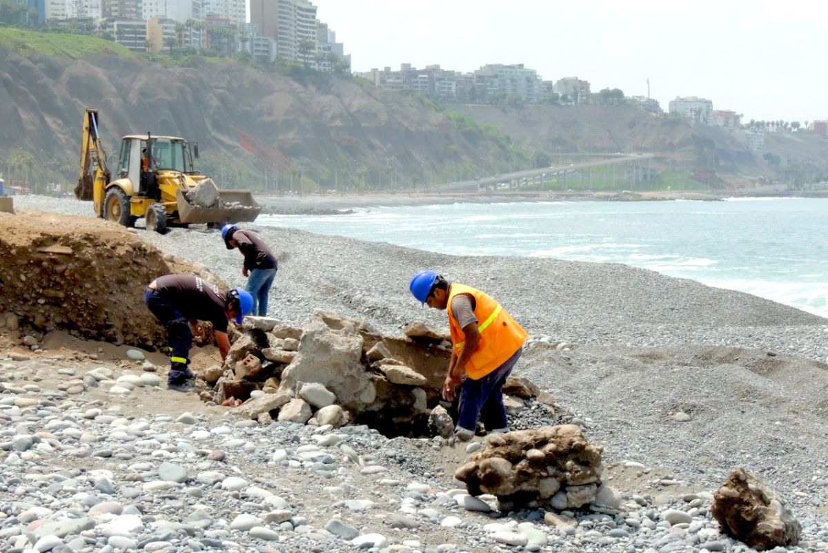 Miraflores: municipio retira estructuras metálicas y escombros de la playa Redondo
