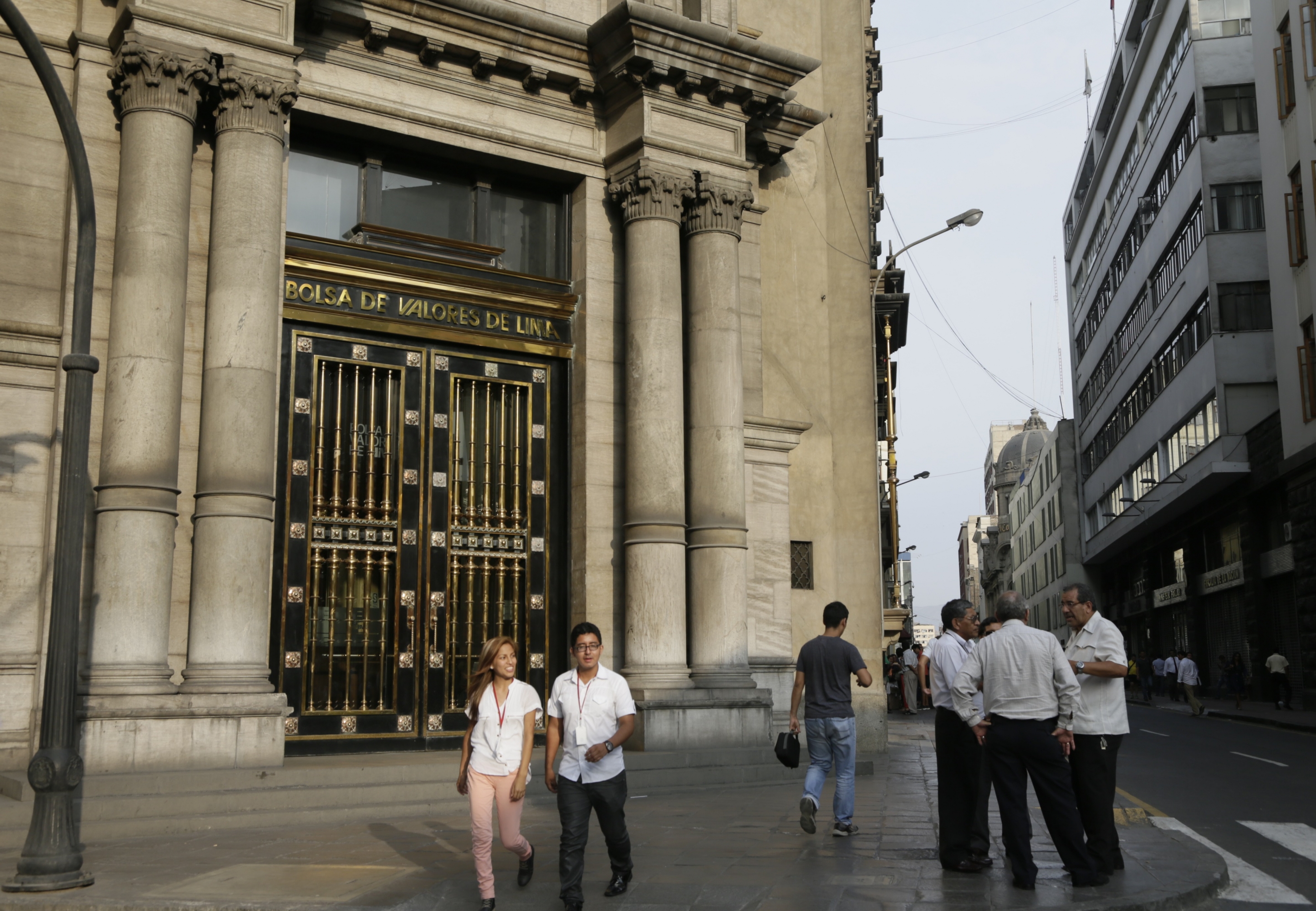 BVL operó a la baja en línea con mercados de la región