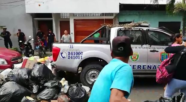 Loreto: arrojan basura en frontis de casa de alcaldesa provincial de Maynas | VIDEO