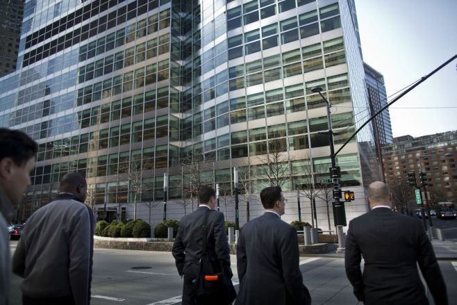 Bancos en EE.UU. deben reevaluar contratación de extranjeros