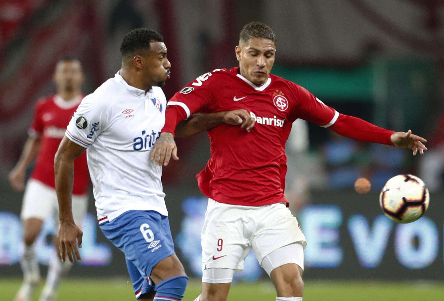 Matias Zunino (L) of Urugay's Nacional vies for the ball with Peruvian Paolo Guerrero of Brazil's Internacional during a Copa Libertadores 2019 football match at the Beira Rio stadium, in Porto Alegre, Brazil, on July 31, 2019. (Photo by ITAMAR AGUIAR / AFP)