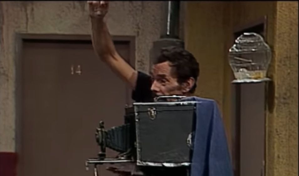 Don Ramón alistándose para tomar una foto a su hija. (Foto: Televisa)