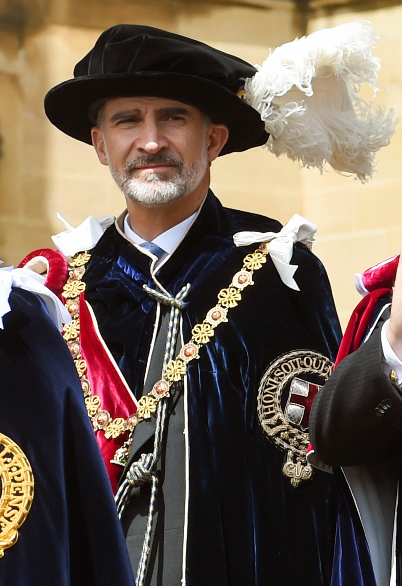 El rey Felipe VI, tras ser investido este mediodía nuevo caballero de la Orden de la Jarretera, la máxima distinción del Reino Unido. (Foto: EFE)