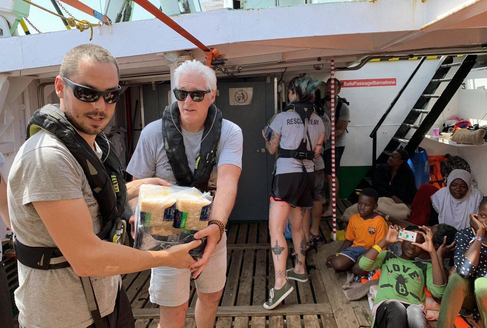 Richard Gere llevó comida y provisiones a barco con inmigrantes rescatados. (Foto: EFE)