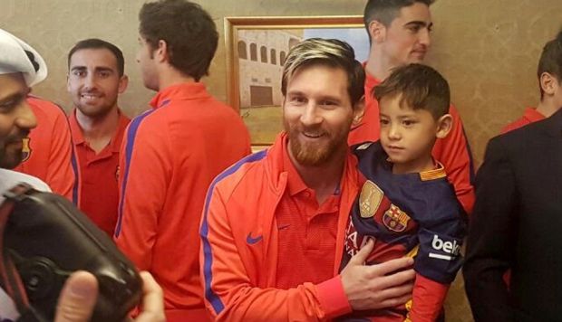 Murtaza conoció Lionel Messi en diciembre del 2016, antes de un amistoso entre FC Barcelona y Al Ahli saudí en Catar. (Foto: EFE)