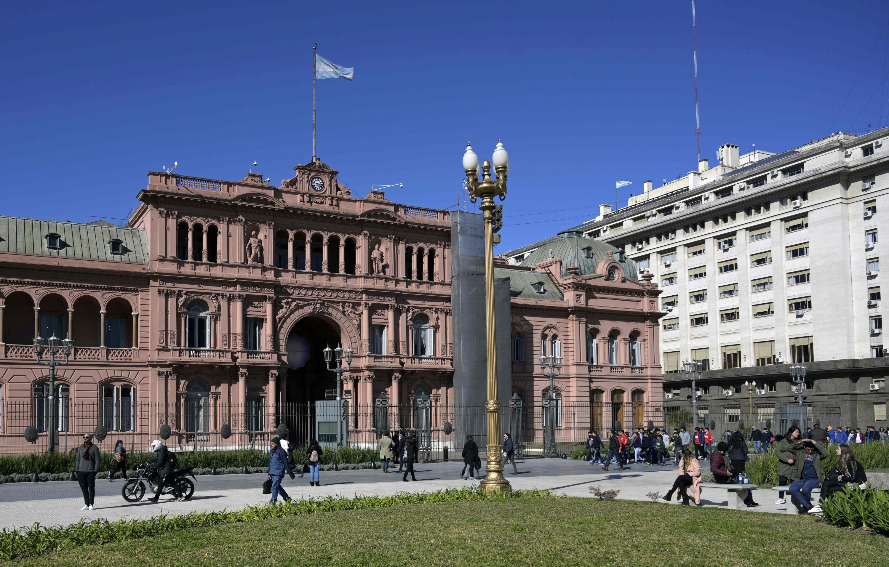 Fitch degrada nota de deuda Argentina y advierte riesgo de default