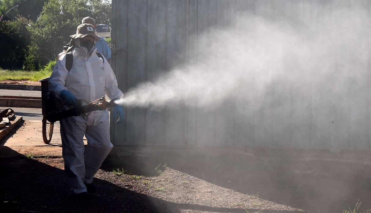 Un miembro de la Fundación Nacional de Salud realiza una fumigación contra el mosquito Aedes aegypti, vector del virus del dengue, fiebre chikungunya y zika, en Gama, a 45 km al sur de Brasilia. (Archivo / AFP)