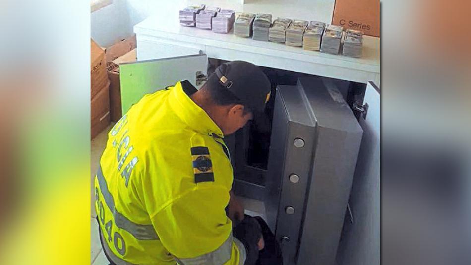 Narcos, asaltantes de departamentos y prestamistas llenan de dólares a Colombia