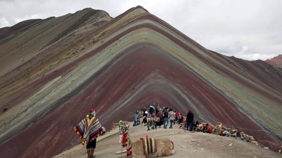 Perú anula la concesión minera sobre la famosa montaña de los siete colores