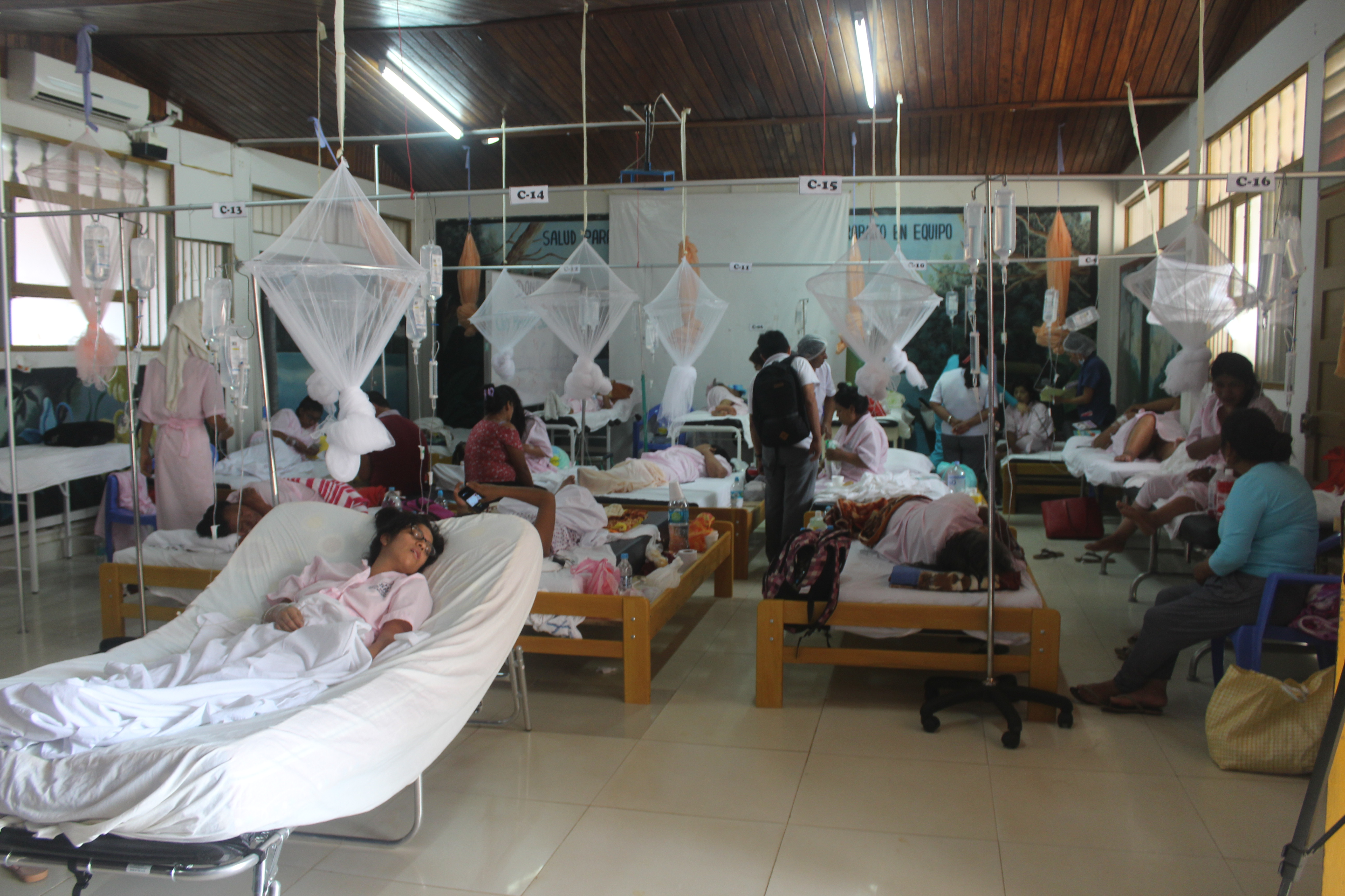Hospital en Puerto Maldonado colapsa y sube a 15 el número de muertos por dengue - El Comercio - Perú