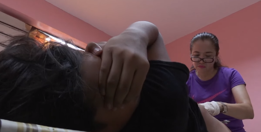 Niños sufren un doloroso procedimiento en Filipinas. (Foto: Captura de video)
