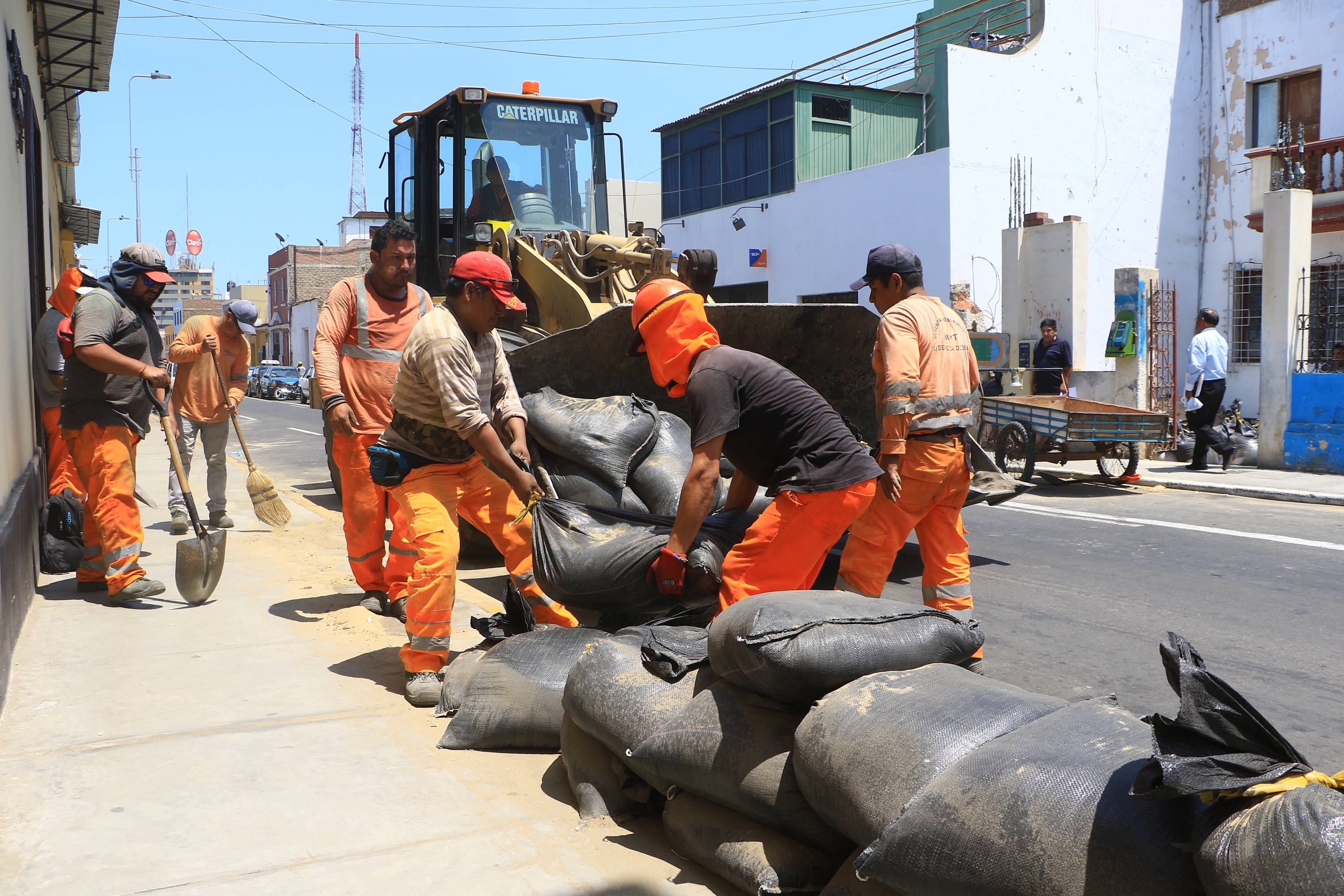 Trujillo: retiran sacos que fueron colocados ante posible desborde de quebrada