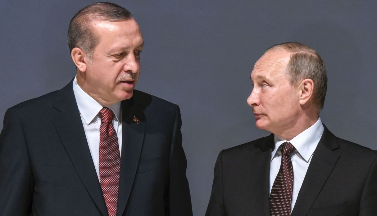 Esta foto de archivo tomada el 10 de octubre de 2016 muestra al presidente ruso Vladimir Putin escuchando al mandatario turco Recep Tayyip Erdogan. (Foto: AFP)