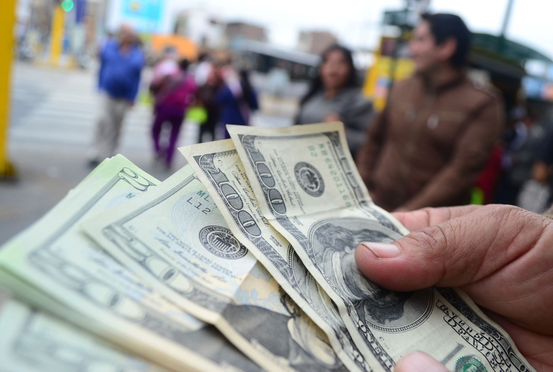 Tipo de cambio: Precio del dólar opera al alza al inicio de la sesión