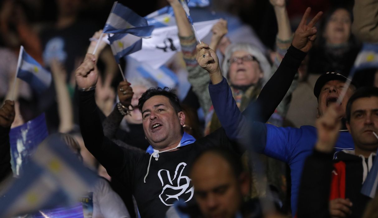 Seguidores participan en el acto de cierre de campaña del partido Frente De Todos del candidato a presidente Alberto Fernández. (Foto: EFE)