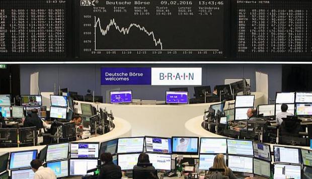 Datos flojos y nervios por comercio golpean bolsas europeas