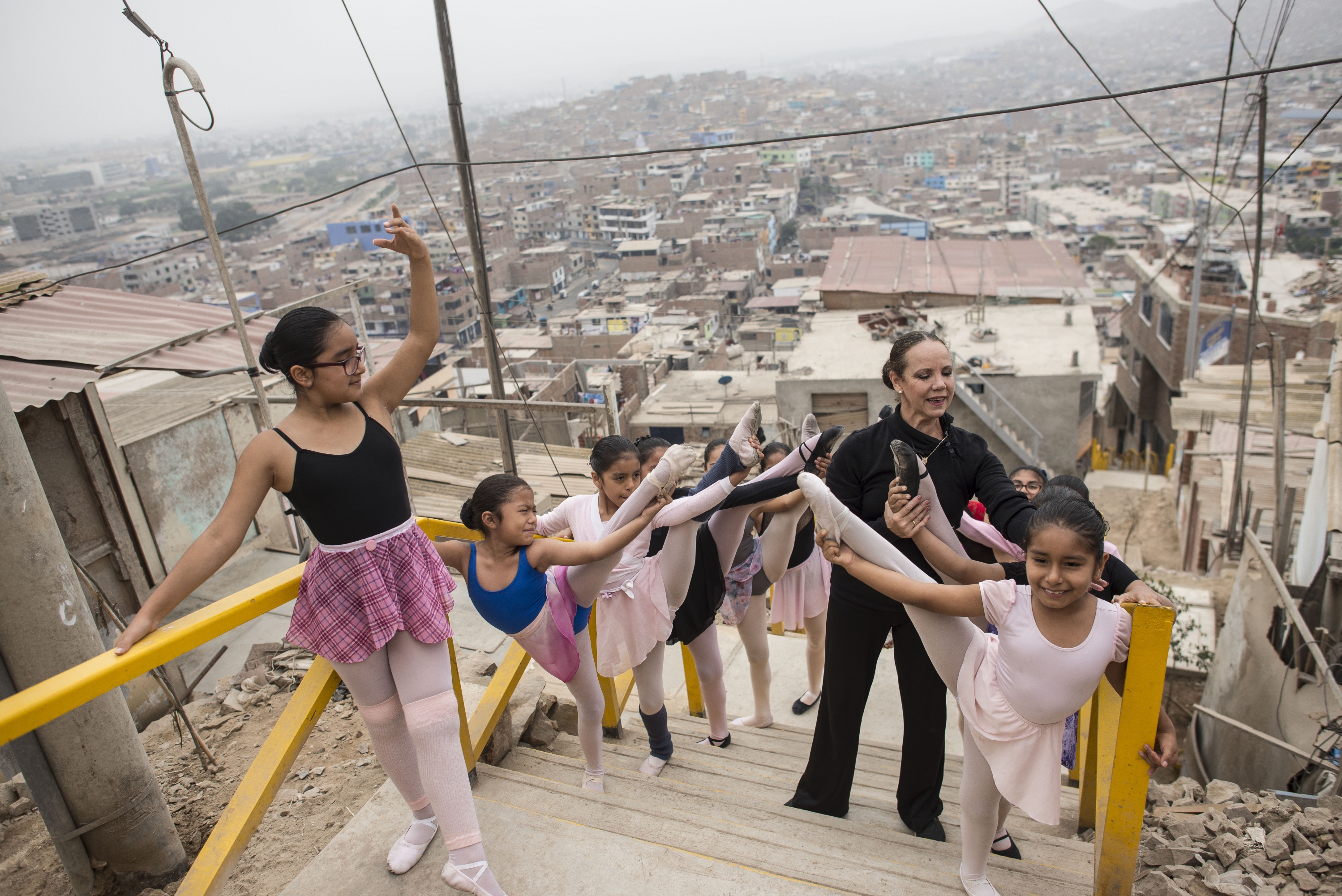 La profesora que rompe barreras sociales e inspira a niñas peruanas a través del ballet