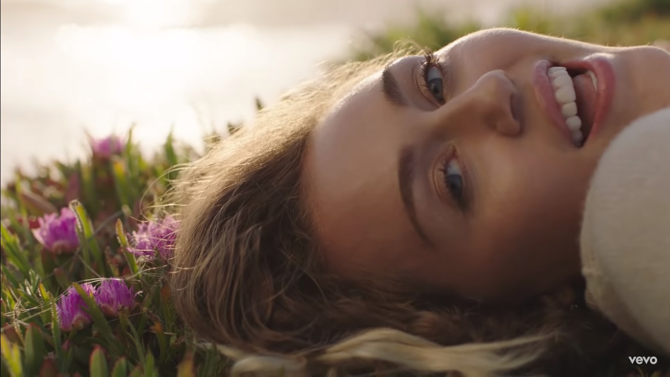 Miley Cyrus: fan intentó besar a la cantante a la fuerza