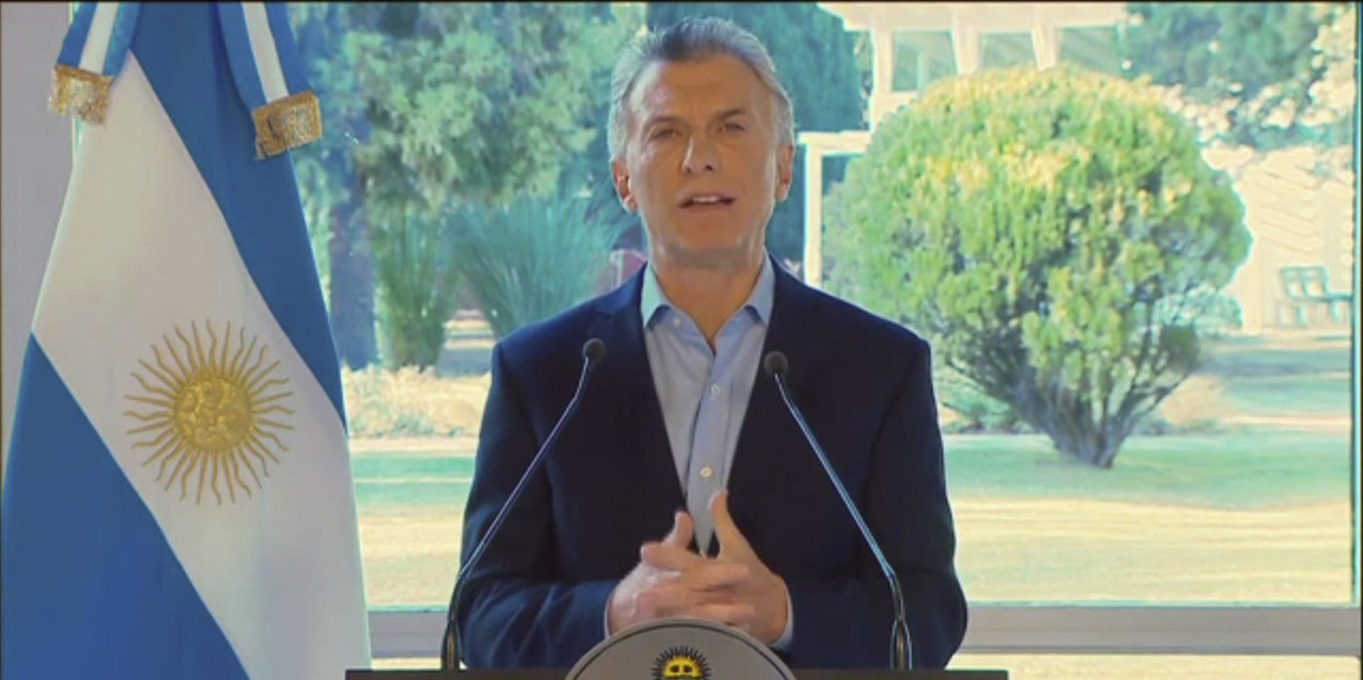 Macri pide disculpas y anuncia ayudas salariales tras revés electoral