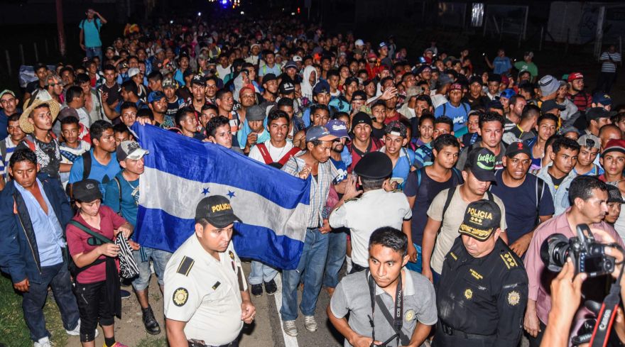 Presidente de Honduras promete empleo a migrantes de caravana para que vuelvan