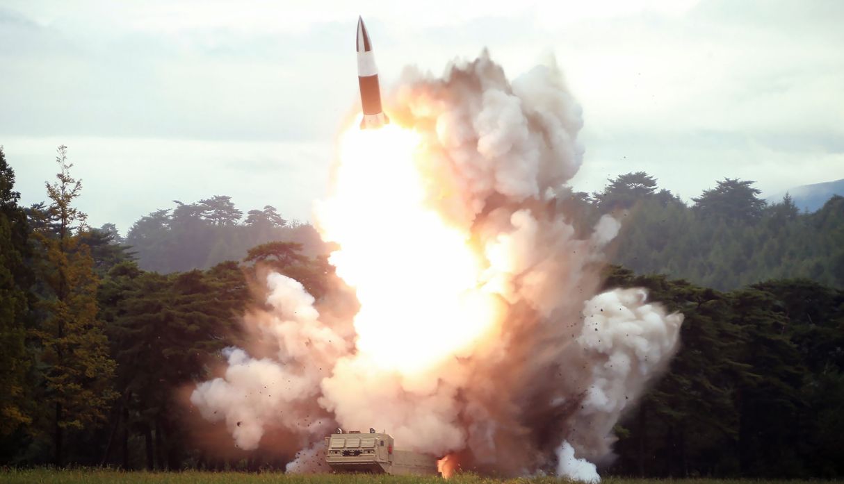 Imagen publicada por la Agencia de Noticias Central Coreana (KCNA) que muestra el disparo de prueba de una nueva arma. (Foto: AFP)