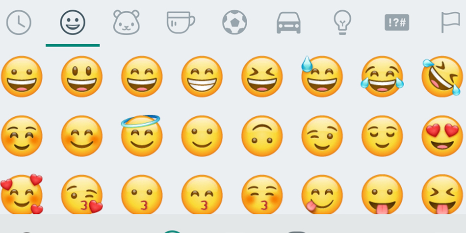 El emoji se la carita al revés se encuentra en el primer apartado de WhatsApp. ¿La has usado alguna vez? Conoce qué significa. (Foto: Emojipedia)
