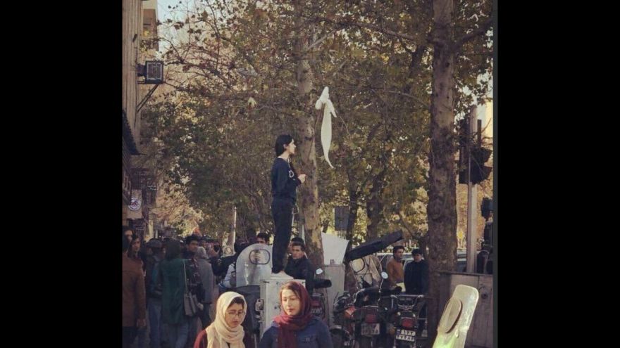 Irán: Condenan a un año de cárcel a mujer que se quitó el hiyab