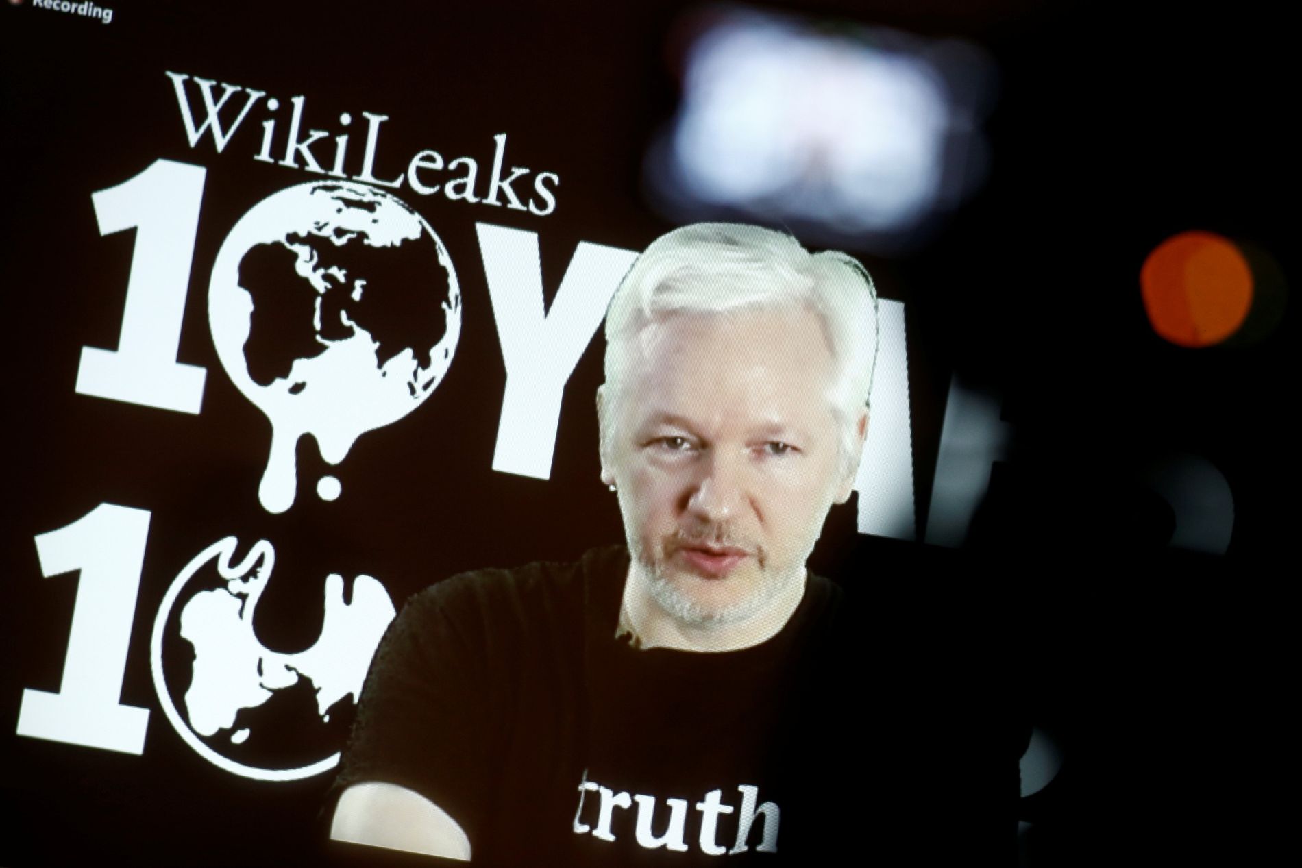 Campaña de Trump buscó a Wikileaks para hackear correos de Clinton