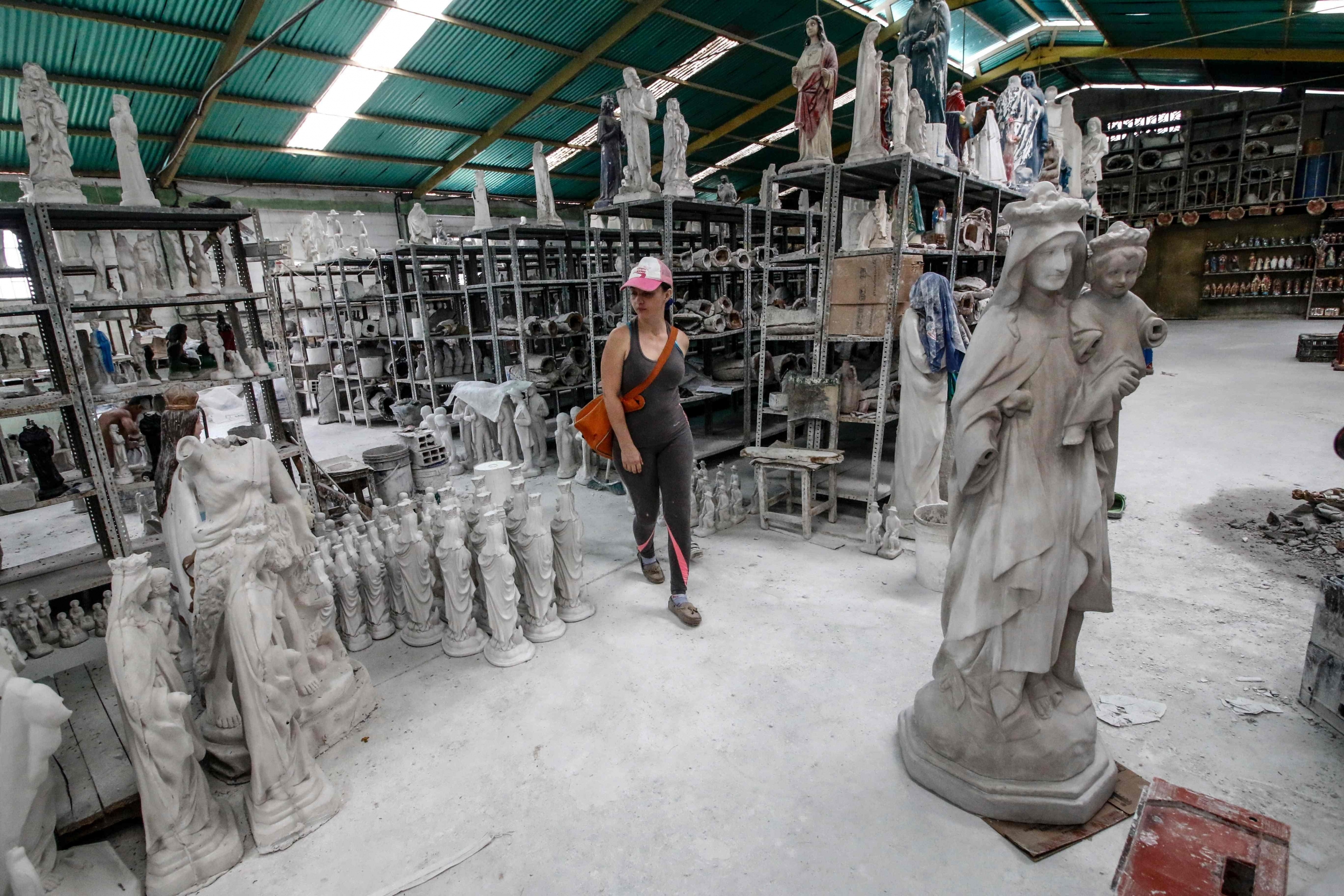 La peregrinación de una venezolana para vender estatuas religiosas en Colombia. (Foto: AFP)