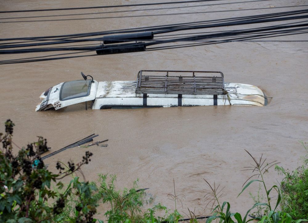 Vehículos en una calle inundada después de lluvias torrenciales en Katmandú, Nepal. (Foto: EFE)