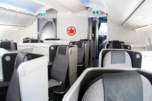 Canadá: Mujer se queda dormida durante su vuelo y despierta a oscuras dentro del avión vacío. (Getty)
