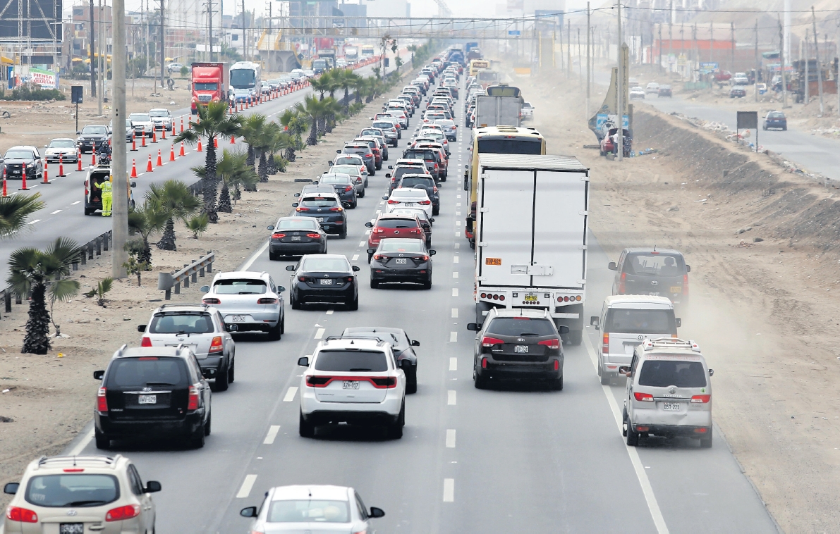 Panamericana Sur: vehículos invaden vía auxiliar en ruta a playas