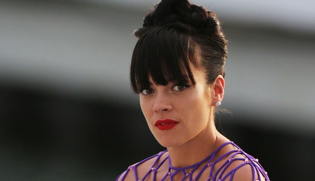 Lily Allen dice que Warner Music no adoptó medidas ante su agresión sexual