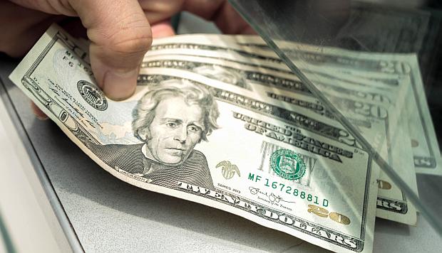 Dólar baja al inicio de sesión en línea con tendencia global