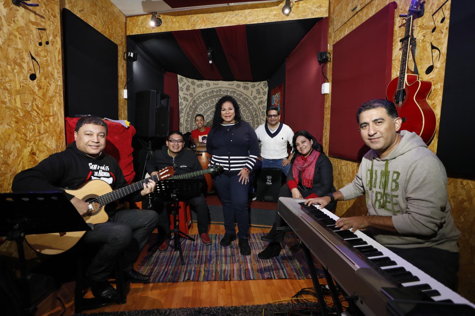Eva Ayllón y su grupo.