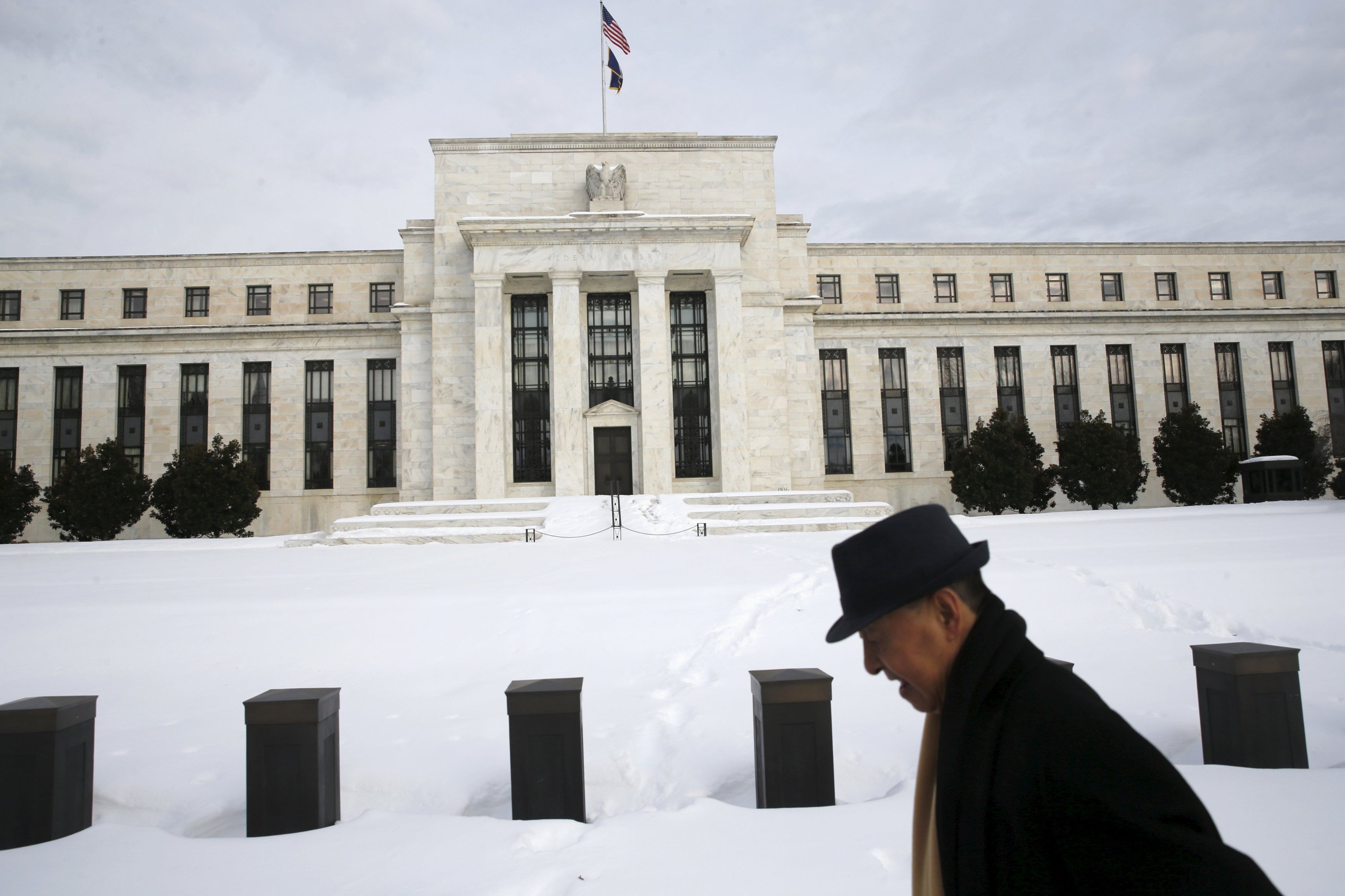 La Reserva Federal de Estados Unidos (Fed) rebajó por segunda vez consecutiva las tasas de interés, actualmente entre el 1.75 % y 2%. La decisión fue criticada por Donald Trump quien esperaba una mayor rebaja.
