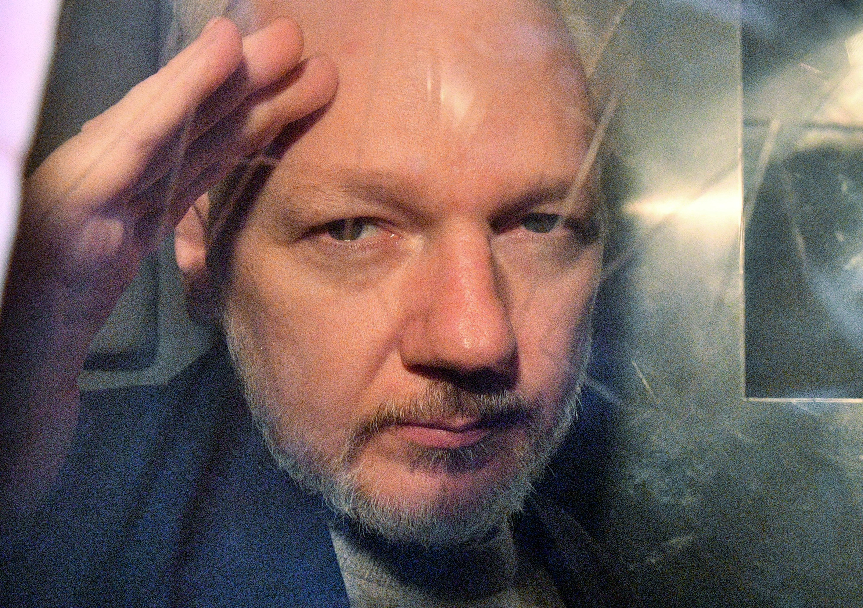 Señalan a Assange de haber interferido en elección de EE.UU. desde embajada