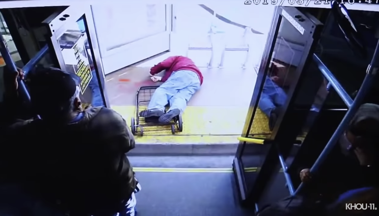 Mujer mata de un brutal empujón a un anciano en bus de Las Vegas | VIDEO. (Captura YouTube)