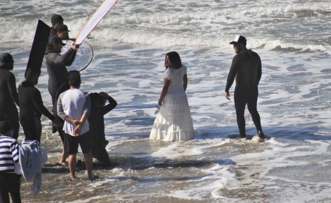Yalitza Aparicio es aclamada durante sesión fotográfica en Tijuana