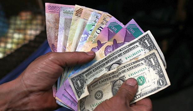 Venezuela elimina restricciones a bancos que comercian divisas